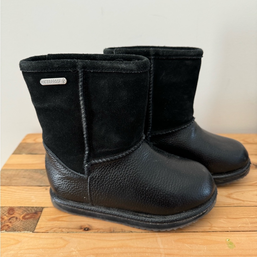 Black EMU boots Size 9 Toddler